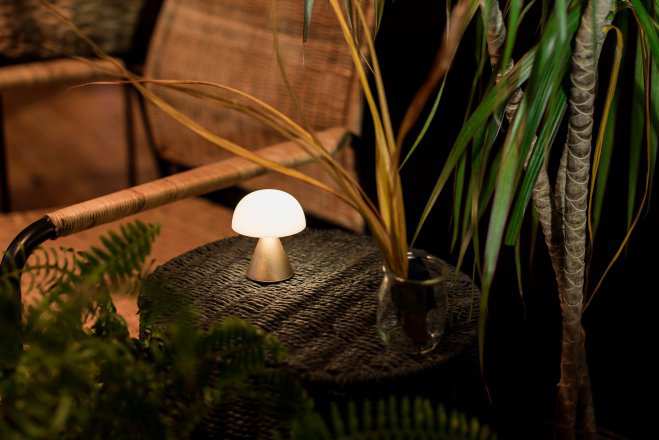 Mini lámpara de noche LED para escritorio MINA Lexon Design