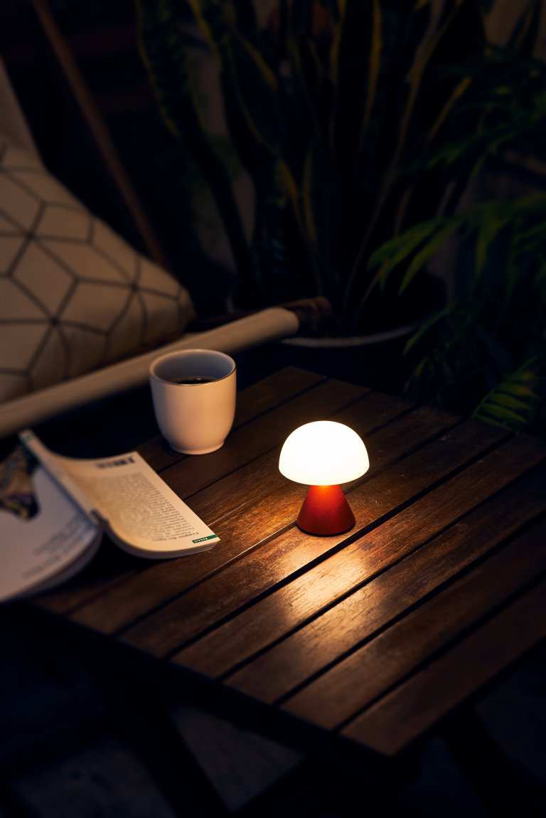 Mini lámpara de noche LED para escritorio MINA Lexon Design