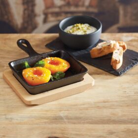 Serving Hot dish Cast Iron with Board Artesa