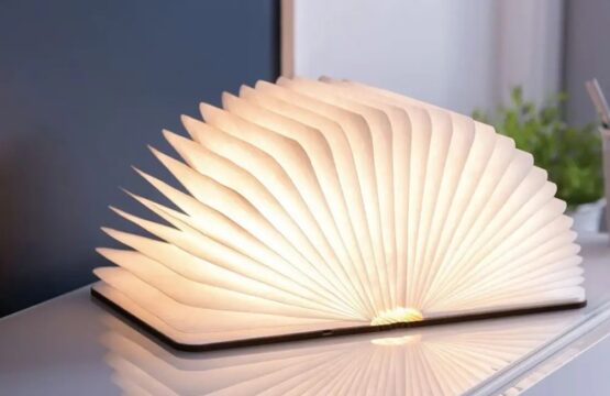 Składana lampka LED Liquno Nissi w kształcie książki – rozmiar S to rewolucyjny produkt, który łączy funkcjonalność z kreatywnością. Ta lampa w kształcie książki jest wykonana z wysokiej jakości materiałów i wyposażona w światło LED, które zapewnia ciepły i zachęcający blask. Składana konstrukcja ułatwia przenoszenie i przechowywanie, a niewielkie rozmiary umożliwiają umieszczenie go na dowolnej powierzchni. Niezależnie od tego, czy czytasz książkę, uczysz się, czy po prostu chcesz stworzyć przytulną atmosferę w swoim domu, składana lampka LED Liquno Nissi w kształcie książki – rozmiar S to idealny produkt dla Ciebie.