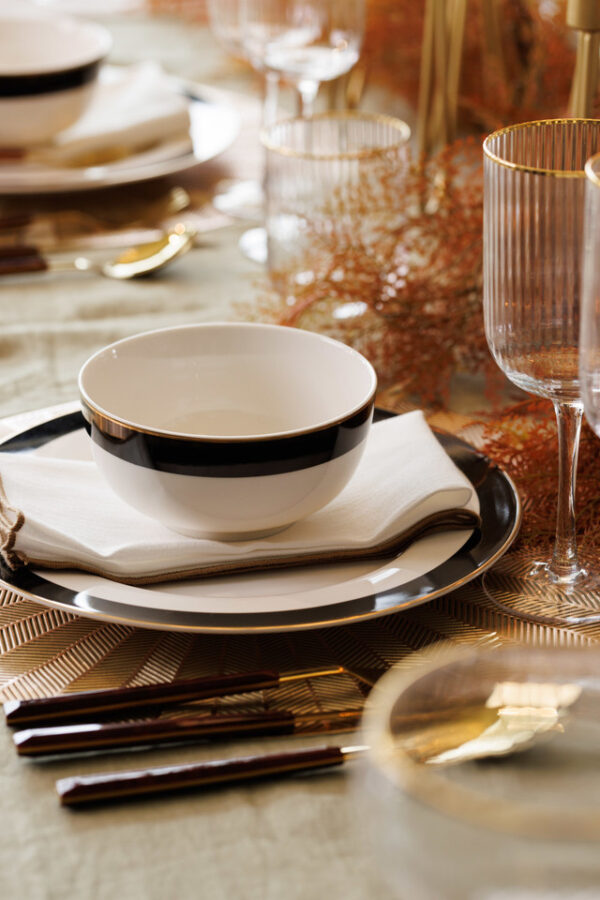 Take it back to the 1920s this season with the Mikasa Luxe Deco 4-Piece Dinner Plate Set.