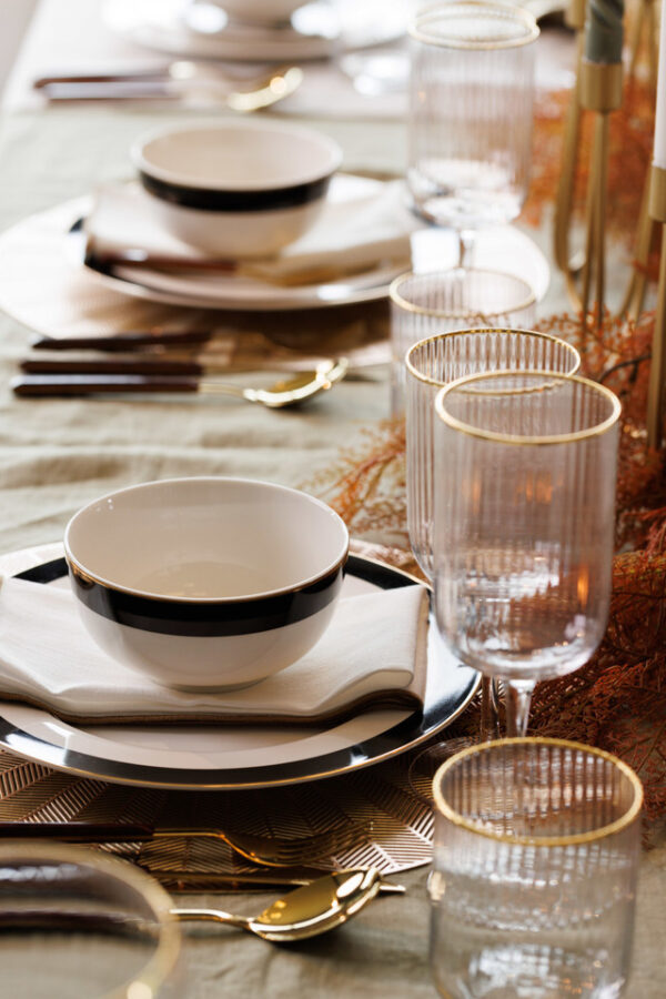 Take it back to the 1920s this season with the Mikasa Luxe Deco 4-Piece Dinner Plate Set.