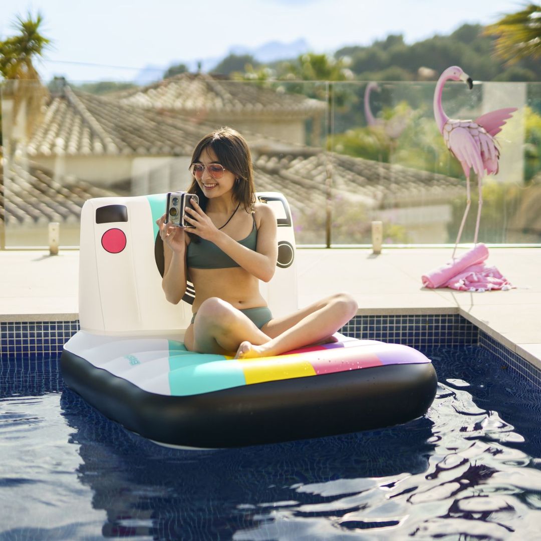 Bestway Pose 'n Float™ Lounge | Photoshoot | 127x102cm - Image 3