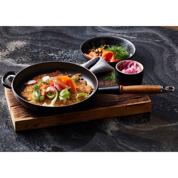 Le Creuset Cast Iron Frying Pan | Wooden Handle | 28cm | 2.6L - Image 4